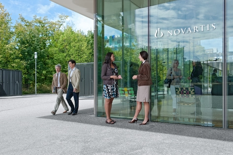 Comunicados de Imprensa - Pessoas em frente ao edifício Novartis